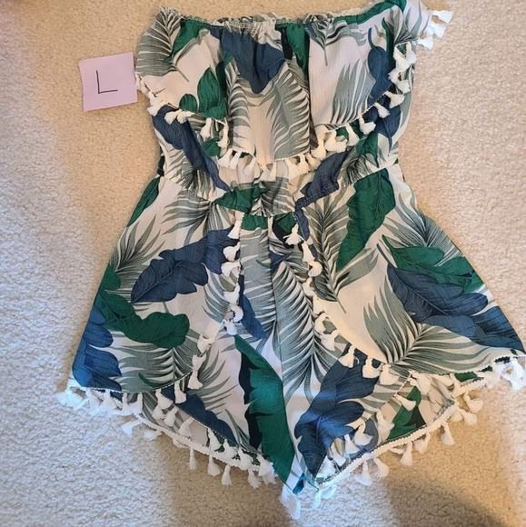 ISO. NOT SELLING.  I AM LOOKING FOR THIS ROMPER PLEASE. - Picture 1 of 2